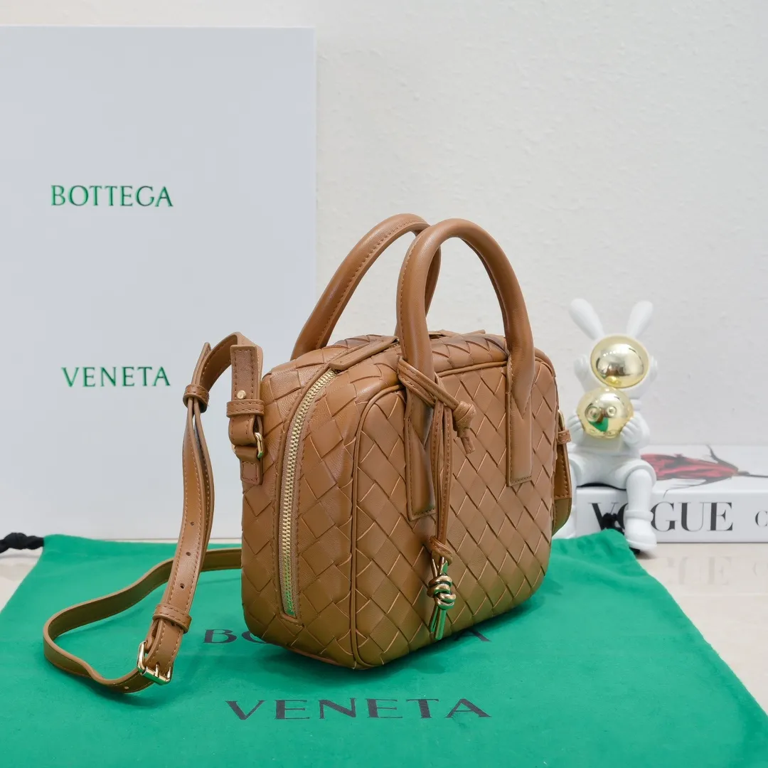 Batch 1560 BV2024 Spring Get Away small square box, retro and fashionable small size, multiple carrying methods, retro and fashionable, lightweight bag, practical space, same style for men and women! ! ! A fashionable must-have item, brass knotted rope pendant, chic and elegant, low-key luxury and tasteful, versatile item. Style number: 6763 Size: 23.5*17.9*9cm